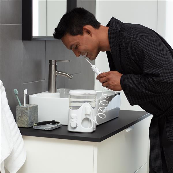 Using WF-100 White Ultra Plus Water Flosser