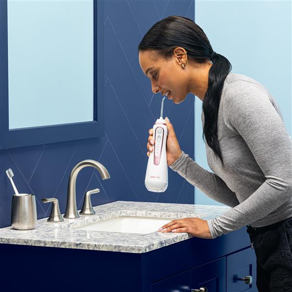 Using WP-589 Rose Gold Cordless Advanced 2.0 Water Flosser