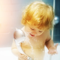 Clean children more easily with a hand held shower head